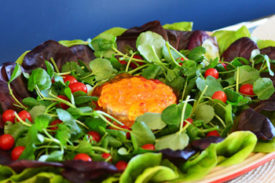 Salada com mix de folhas com molho agridoce